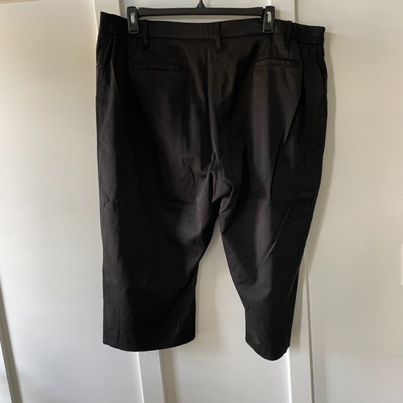 Women's Plus Size Larry Levine Black Capris - Picture 3 of 3